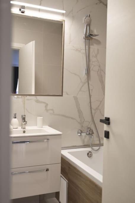 Eliza'S Apartment By Oasis Homes Oradea Exteriér fotografie
